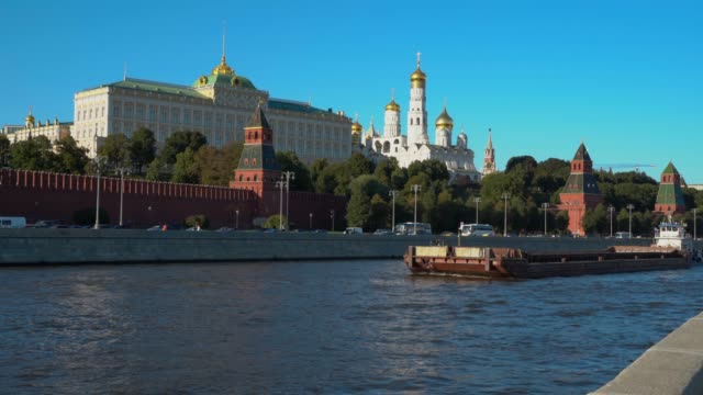 Moscow,-Kremlin,-an-old,-rusty-barge-floats-along-the-Kremlin-along-the-Moscow-River