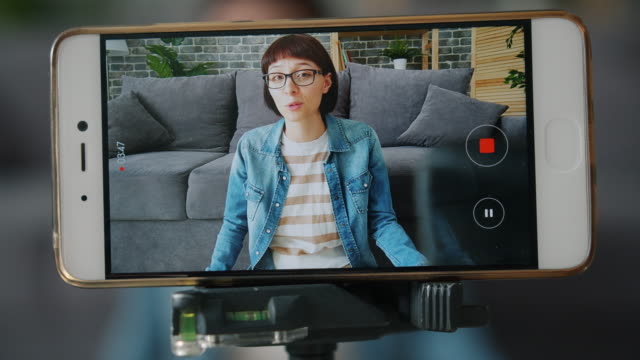 Fröhliche-Mädchen-Aufnahme-Video-mit-Smartphone-Kamera-sprechen-gestikulieren-zu-Hause
