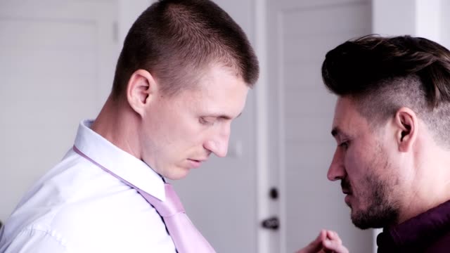 Schwuler-Mann-hilft-seinem-Partner,-Krawatte-für-Vorstellungsgespräch.-Viel-Glück-Kuss.