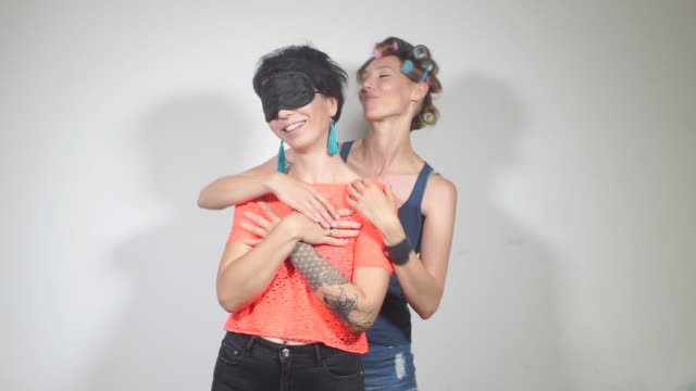 lesbische-paar-in-liebe-tanzen-auf-einem-weißen-Hintergrund