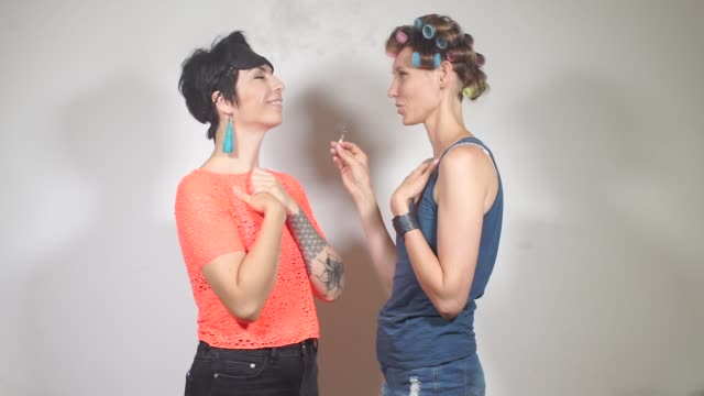 Mädchen-raucht-eine-Zigarette-mit-medizinischem-Marihuana-neben-ihrem-Freund