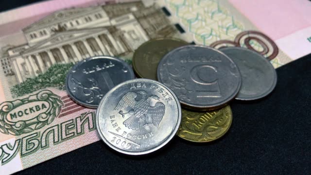 Russische-Rubel-Banknoten-und--Münzen-drehen-schwarz---RUB