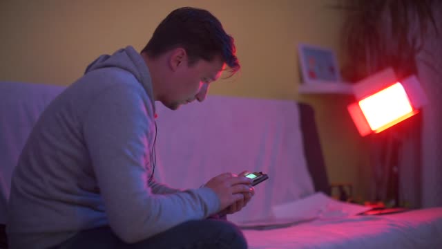 Ein-Mann-schreibt-eine-Nachricht-in-einem-Smartphone-Messenger-auf-einer-Clubparty