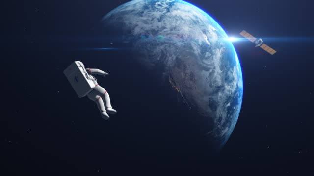 Astronaut-fliegt-mit-Satelliten-über-die-Erdumlaufbahn.-Schöne-Tranquil-Space-Szene.-Erdkarten-von-der-NASA