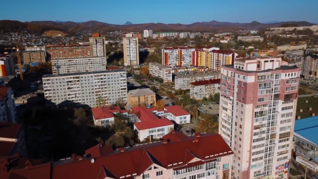 Frühling,-2019---Nakhodka,-Primorski-Territorium.-Blick-von-oben.-Wohngebäude-in-der-kleinen-Hafenstadt-Nakhodka.