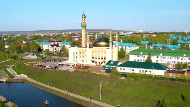 Flycam-zeigt-alte-Moschee-mit-glänzenden-goldenen-Kuppeln