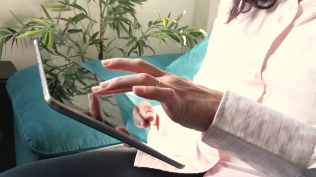 Frau-Hand-arbeiten-mit-Tablet-zu-Hause