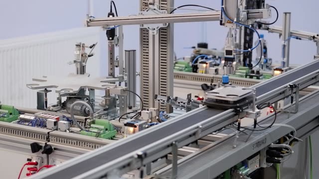 Industry-4.0-smart-factory-concept;-Close-up-of-Gripper-which-picks-up-the-product-from-automated-car-to-process-it-on-station.