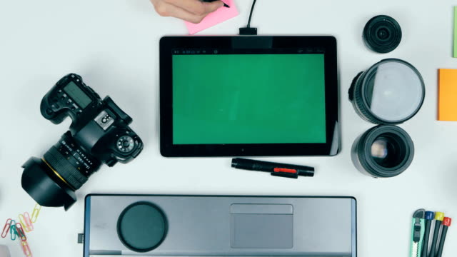 Fotografen-arbeiten-mit-Kamera-und-Laptop-an-seinem-Schreibtisch.-Ansicht-von-oben