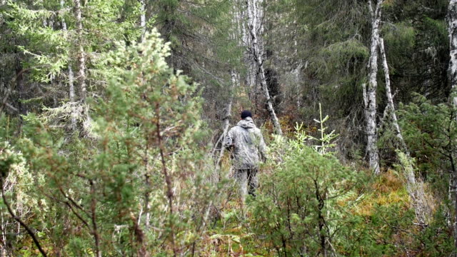 Manhunter-outdoor-im-Wald-jagen-allein