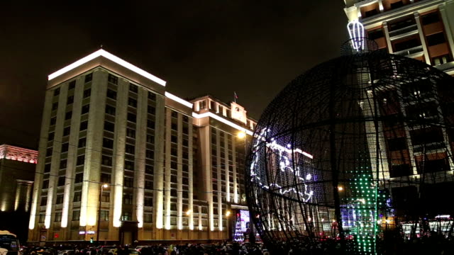 Navidad-y-Año-Nuevo-vacaciones-iluminación-y-construcción-de-la-Duma-estatal-de-la-Asamblea-Federal-de-la-Federación-de-Rusia-por-la-noche,-Moscú,-Rusia