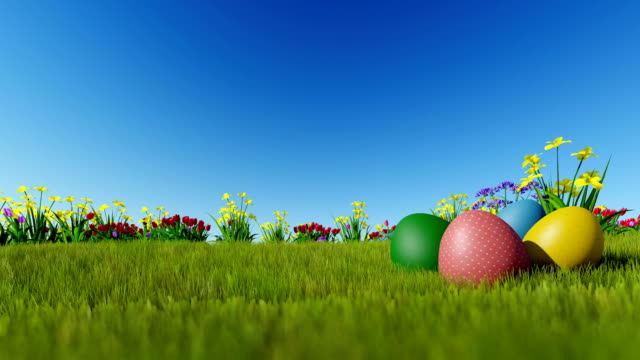 Huevos-de-Pascua-en-prado-verde-sobre-azul-cielo,-panorámica,-mate-de-luminancia-une