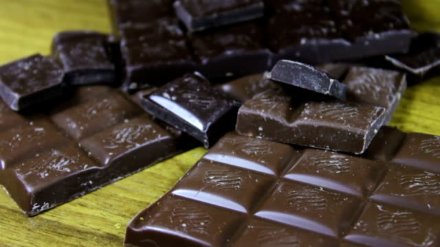 Milch-und-dunkle-Schokolade-Fliesen-auf-einer-hölzernen-background.chocolate-Bars-hautnah