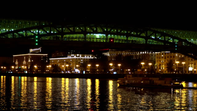 der-Nacht-Blick-auf-den-Fluss,-die-Fähren-und-die-Brücke
