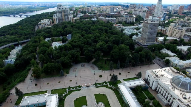 Monumentos-del-parque-de-Mariinsky-de-Kiev-en-Ucrania