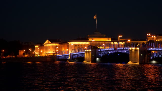 El-puente-de-Palacio-en-la-noche.-San-Petersburgo