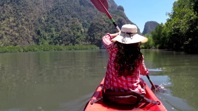 Mujer-de-kayak-en-laguna-hermosa-acción-cámara-POV-de-niña-infantil-en-barco-de-Kayak-de-mar