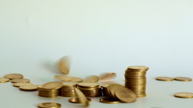 Gold-Münzen-herunterfallen-auf-weißem-Hintergrund,-Wachstum-Geschäftskonzept,-4K,-UHD.