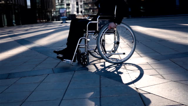 Empresario-con-discapacidad-física.-Él-giro-su-silla-de-ruedas-al-frente-de-la-cámara