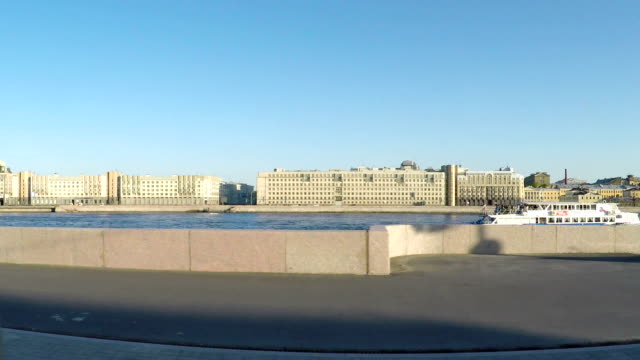 Blick-durch-die-Newa-aus-dem-fahrenden-Auto-am-Maloookhtinskaya-Ufer-in-Krasnogvardeisky-Bezirk-von-St.-Petersburg.-Russland