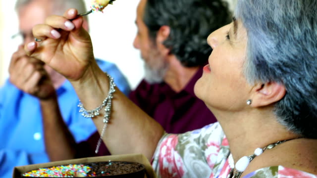 Familia-brasileña-comiendo-Chocolate-en-la-celebración-de-la-Pascua