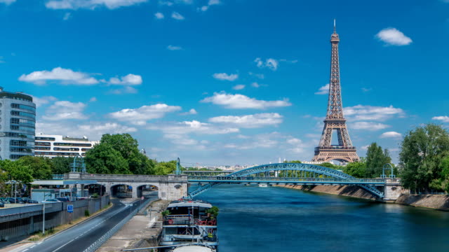 Torre-Eiffel-en-el-río-Sena-timelapse-desde-puente-en-París,-Francia