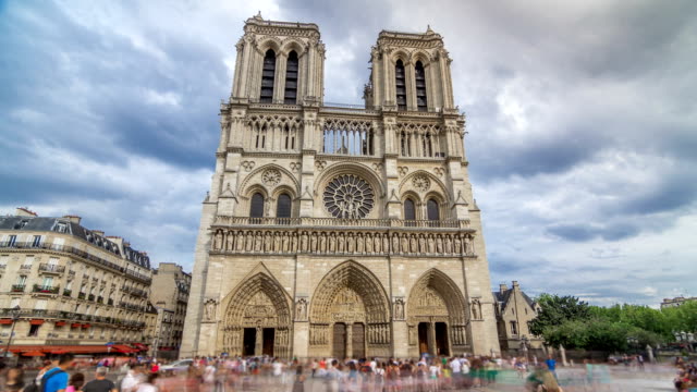 Vorderansicht-des-Notre-Dame-de-Paris-Timelapse-Hyperlapse,-eine-mittelalterliche-katholische-Kathedrale-auf-der-Insel-Cite-in-Paris,-Frankreich