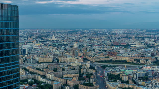 Vista-aérea-superior-del-día-de-la-ciudad-de-Moscú-para-timelapse-noche-después-del-atardecer.-La-forma-de-la-plataforma-de-observación-de-la-ciudad-del-centro-de-Moscú-negocio