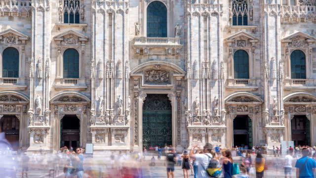 Entrada-al-timelapse-Catedral-Duomo.-Vista-frontal-con-gente-caminando-en-la-Plaza