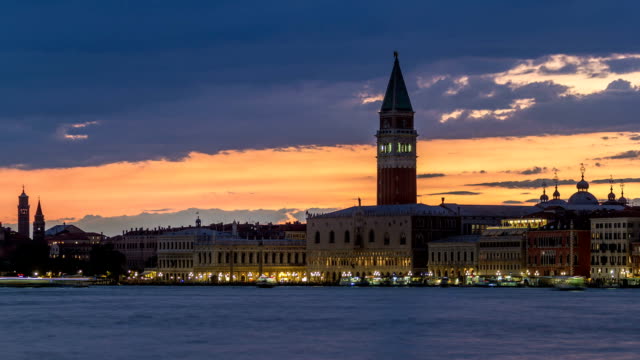 Blick-auf-den-Dogenpalast-und-der-Campanile-von-St.-Mark's-Kathedrale-Tag-Nacht-Zeitraffer.-Venedig,-Italien