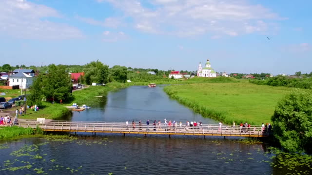 flying-over-the-river-Kamenka-in-Suzdal,-Russia