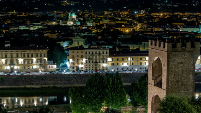 Nacht-Ansicht-Zeitraffer-des-Tor-des-Heiligen-Nikolaus,-Synagoge,-Arno-und-andere-Paläste-von-Piazzale-Michelangelo.-Florenz,-Italien