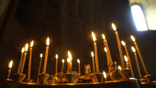 Konische-Kerzen-brennen-in-der-Kirche