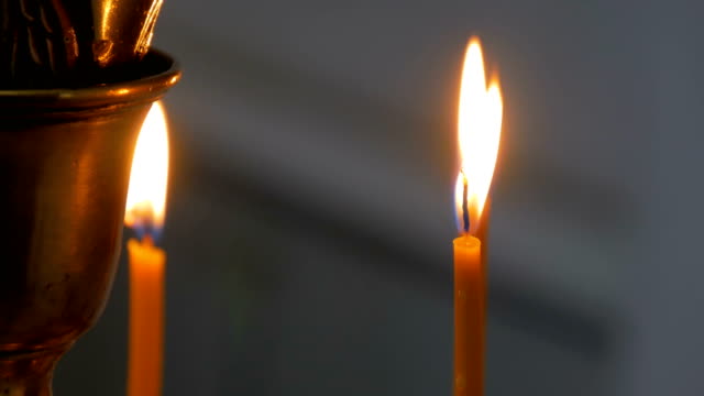 Brennende-Kerzen-in-der-russischen-orthodoxen-Kirche