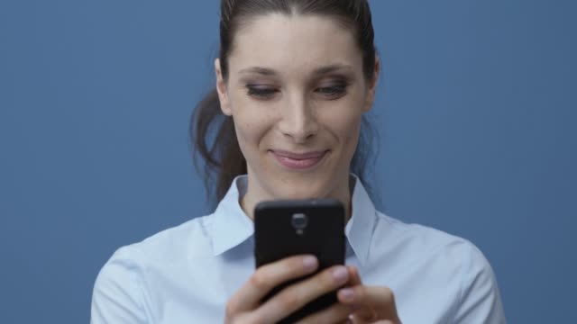 Frau-erhält-eine-Überraschung-auf-ihrem-smartphone