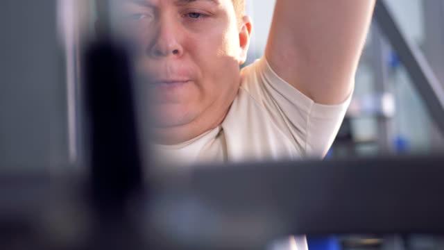 Close-up-view-to-disabled-man-training-hard.