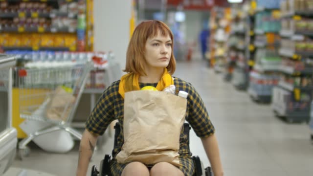 Mujer-haciendo-compras-en-silla-de-ruedas
