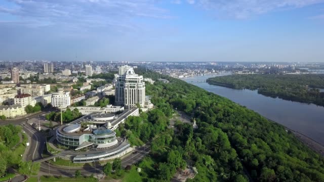 Top-Luftaufnahme-von-Kiew-und-Dnieper-Fluß
