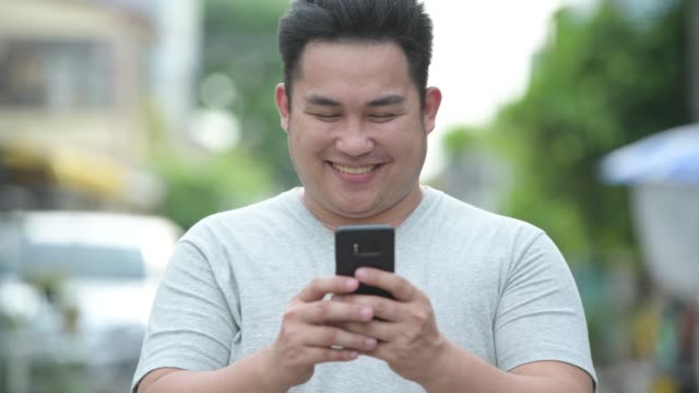 Hübscher-Junge-übergewichtige-asiatischen-Mann-auf-der-Straße-im-freien