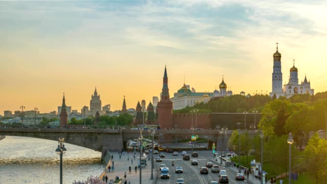 Moscú-ciudad-horizonte-timelapse-atardecer-en-la-Plaza-del-Kremlin-Palacio-rojo-y-el-río-Moscova,-Moscú-Rusia-4K-Time-Lapse
