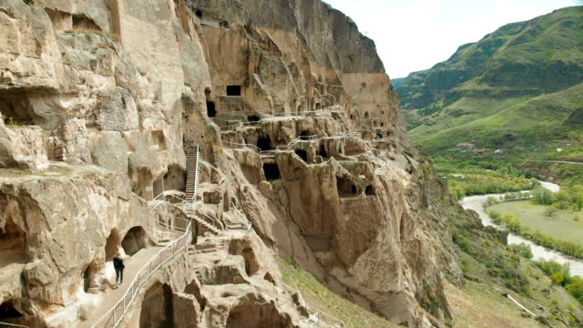 Ein-Tourist-untersucht-die-Sehenswürdigkeiten-von-Georgia-Vardzia-Höhle-Kloster