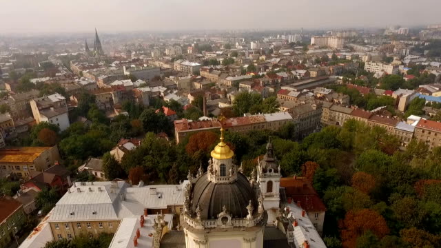 Volando-sobre-la-Catedral-de-St.-Jura-Lviv-Ucrania.-Vista-panorámica-de-la-ciudad-vieja-de-a-vista-de-pájaro