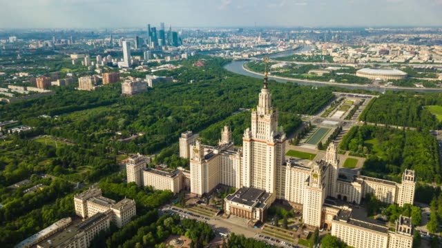 día-soleado-paisaje-famosa-Universidad-compleja-y-moderna-ciudad-de-Moscú-aérea-panorama-4k-timelapse-Rusia