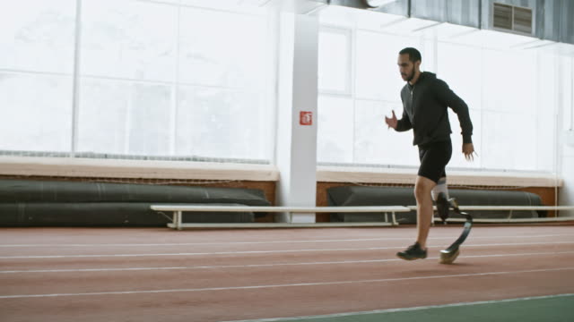 Hombre-corredor-con-prótesis-de-entrenamiento-en-pista
