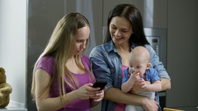 Frauen-mit-Baby-sucht-am-Telefon-und-im-Chat