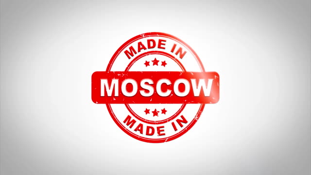 Hecho-en-Moscú-firmado-sellado-Sello-madera-animación-de-texto.-Tinta-roja-en-el-fondo-de-superficie-de-papel-blanco-limpio-con-verde-mate-fondo-incluido.