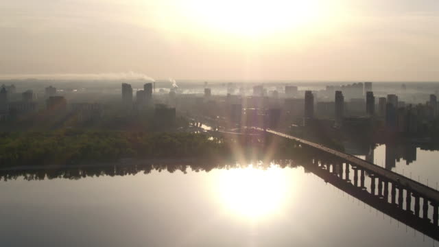 4K-video-vuelo.-Amanecer-en-la-gran-ciudad-europea-de-Kiev,-en-el-río-de-Dnieper.