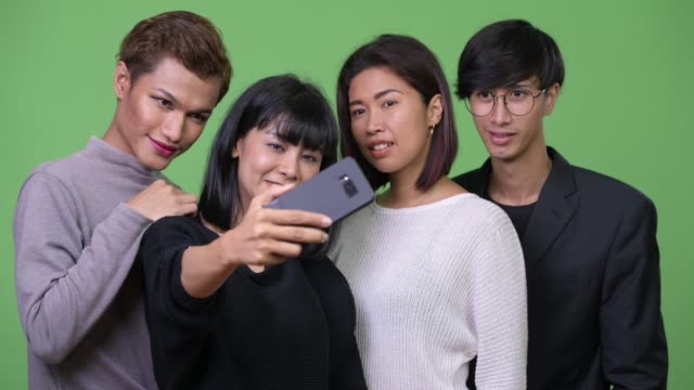 Gruppe-von-happy-asiatischen-Freunde-unter-Selfie-zusammen