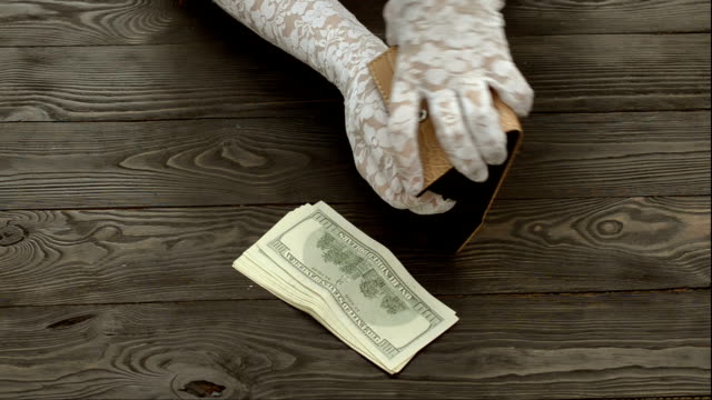 Las-manos-de-la-mujer,-en-los-guantes-de-encaje-blanco,-contar-las-monedas-de-centavos-de-dólar.