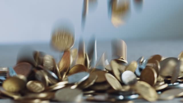 Slow-Motion-Video-von-fallenden-Goldmünzen
